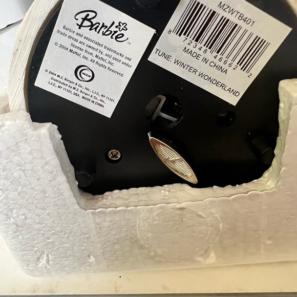 Happy holidays barbie 2004 musical water globe , vintage barbie - Picture 11 of 13